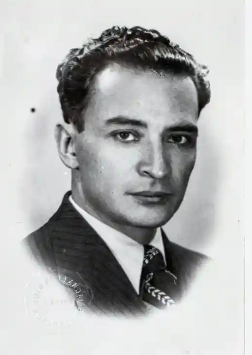 A black and white portrait of Leopoldo Salazar Viniegra